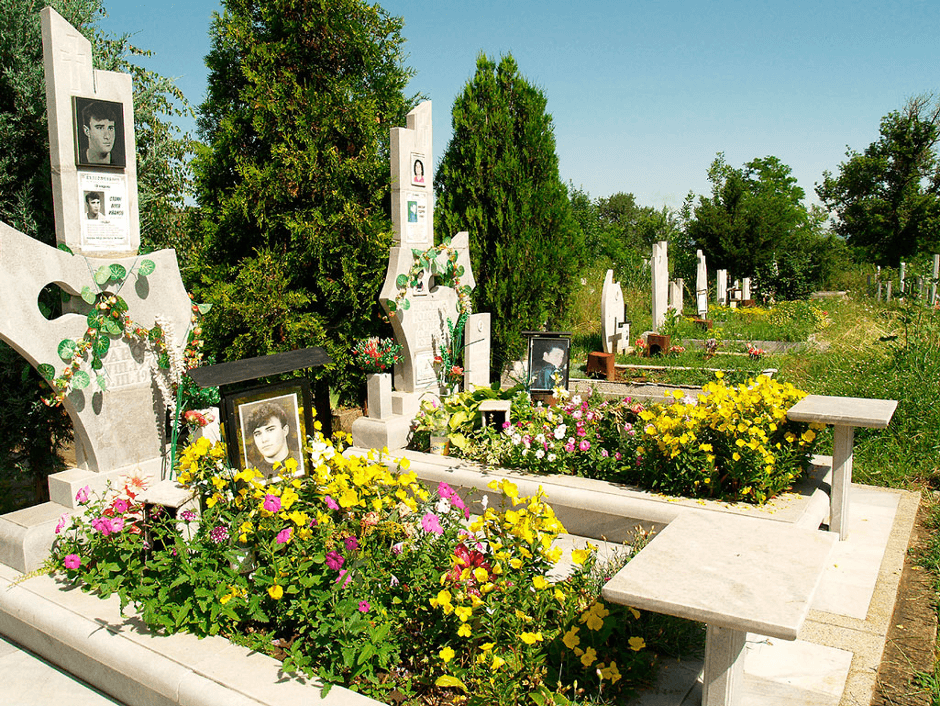 Как красиво оформить могилу на кладбище?